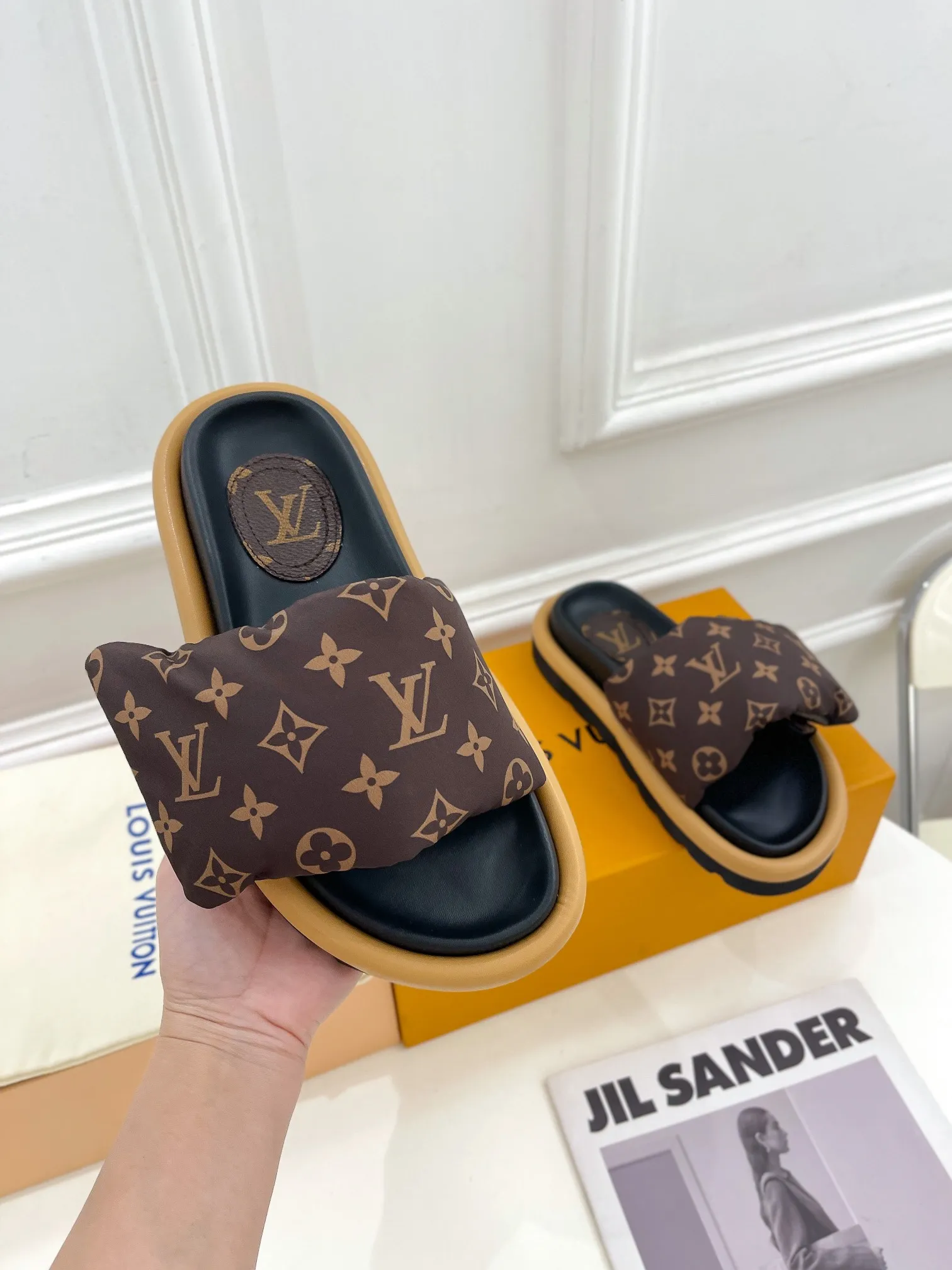 👟👟Ex-factory price P360👟👟 LV | Louis Vuitton ²⁰²³ 𝐬𝐬 🧡💚2023 Spring and Summer New Products The counter features the latest embossed slippers, hard goods, new🆕 Full of high-end feel! A popular model among bloggers at home and abroad, it’s retro and fashionable and looks amazing on your feet! Mainly recommended model on the official website★ ━━━━━ ЅᏇєєt ━━━━━ ▪️Upper: High-customized mercerized cloth➕Embossed ▪️Inner lining: Imported goatskin lining ▪️Outsole: Original open-molded non-slip and wear-resistant foam sole ▪️Code number: women's code 35-40 men's code 39-44